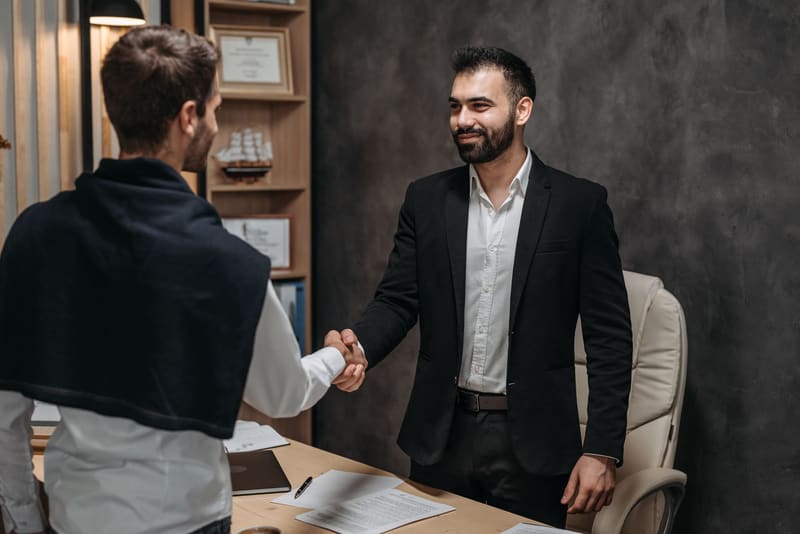 Abogado saludando a un cliente en su despacho