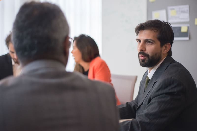 Reunión de estrategia con un cliente en la agencia