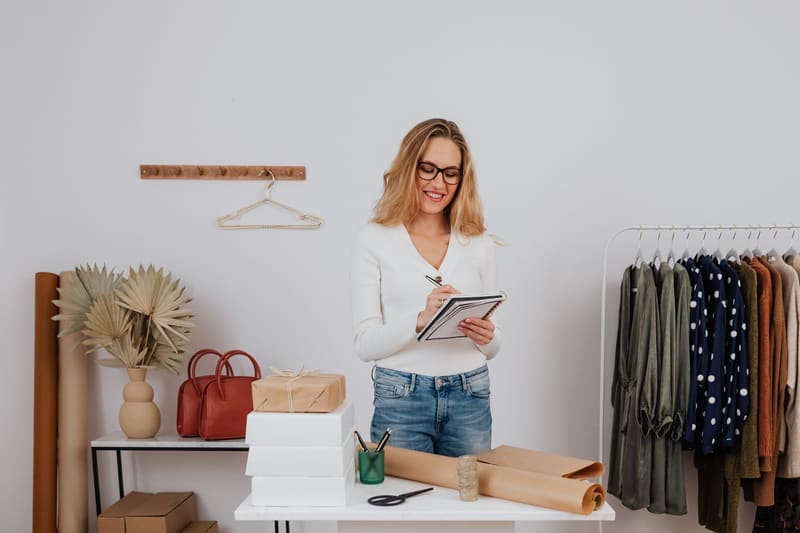Dueña de una tienda online preparando pedidos